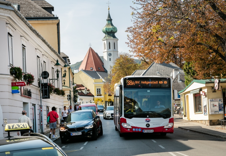 Die Buslinie 38A in Grinzing Fahrtrichtung Heiligenstadt