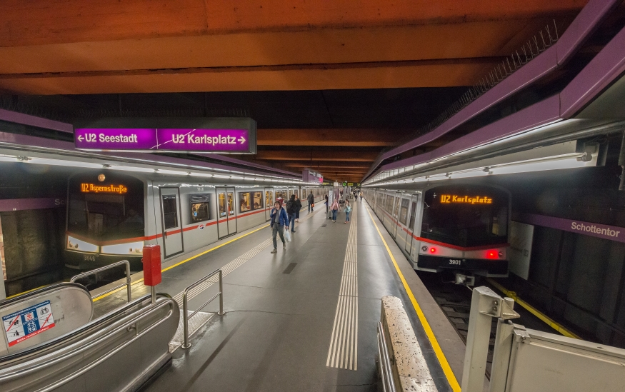 Züge der Linie U2 Station Schottentor-Universität