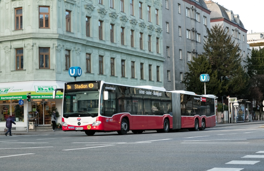 Bus der Linie 11A Station Vorgartenstraße Fahrtrichtung Stadion