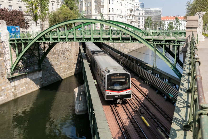 U4 Zug zwischen Schwedenplatz und Landstraße, Zollamtsbrücke