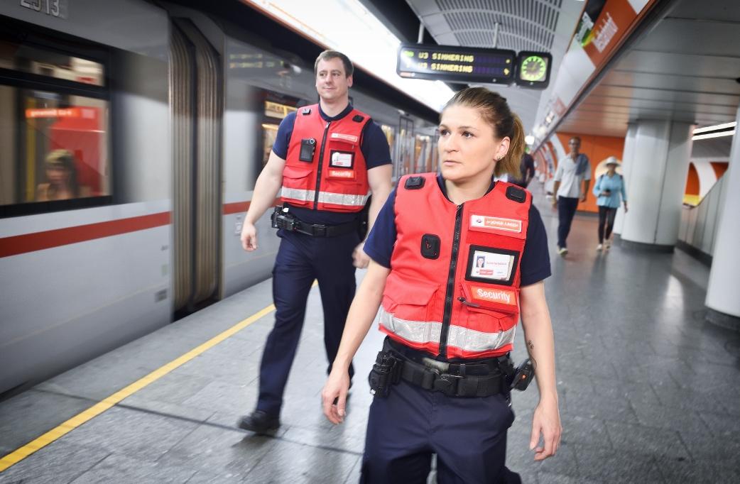 Die Sicherheitsdienst-MitarbeiterInnen achten auf die Einhaltung der Hausordnung im U-Bahn Bereich.