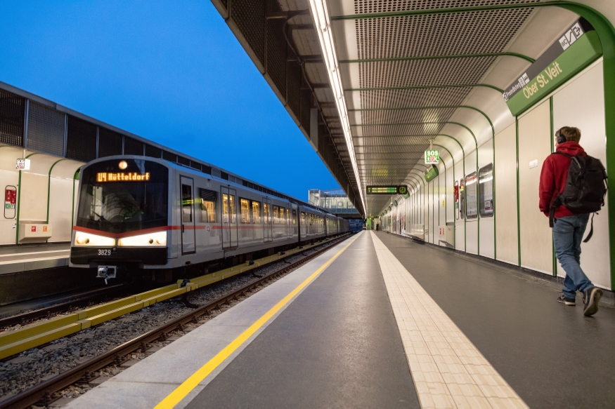 U4 Station Ober St.Veit mit V-Zug Fahrtrichtung Hütteldorf