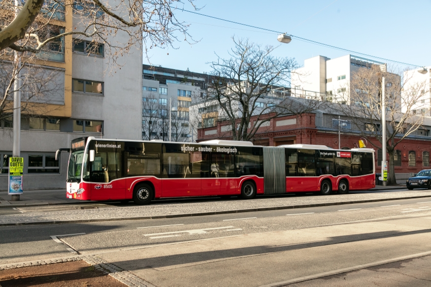 XL-Gelenkbus auf der Linie 11B Fahrtrichtung Hillerstraße