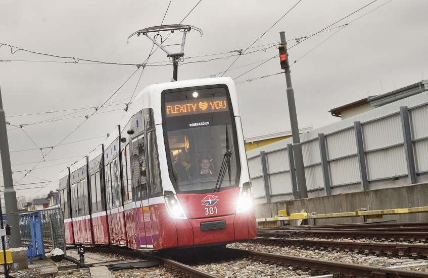 Flexity - die neue Straßenbahn für Wien. Testfahrten auf dem Gelände der Hauptwerkstätte der Wiener Linien