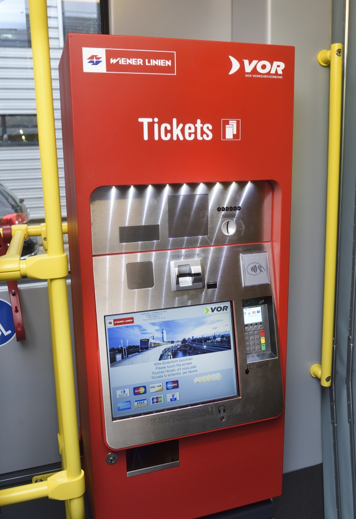 Präsentation der ersten Flexity Straßenbahn für Wien. Im Bild der neue Fahrkartenautomat.