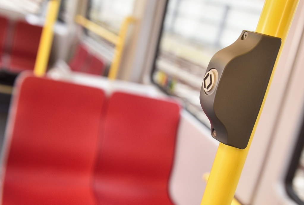 Flexity - die neue Straßenbahn für Wien. Innenansicht mit Schutzbelag am Boden.