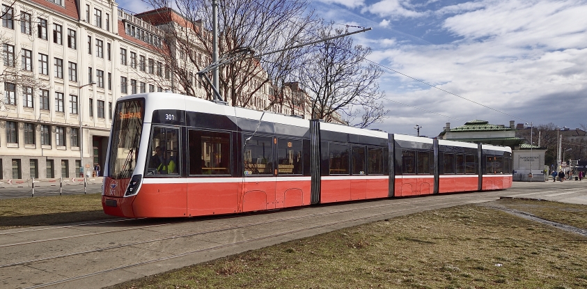 Die erste Flexity Straßenbahn für Wien - unterwegs in der Stadt.