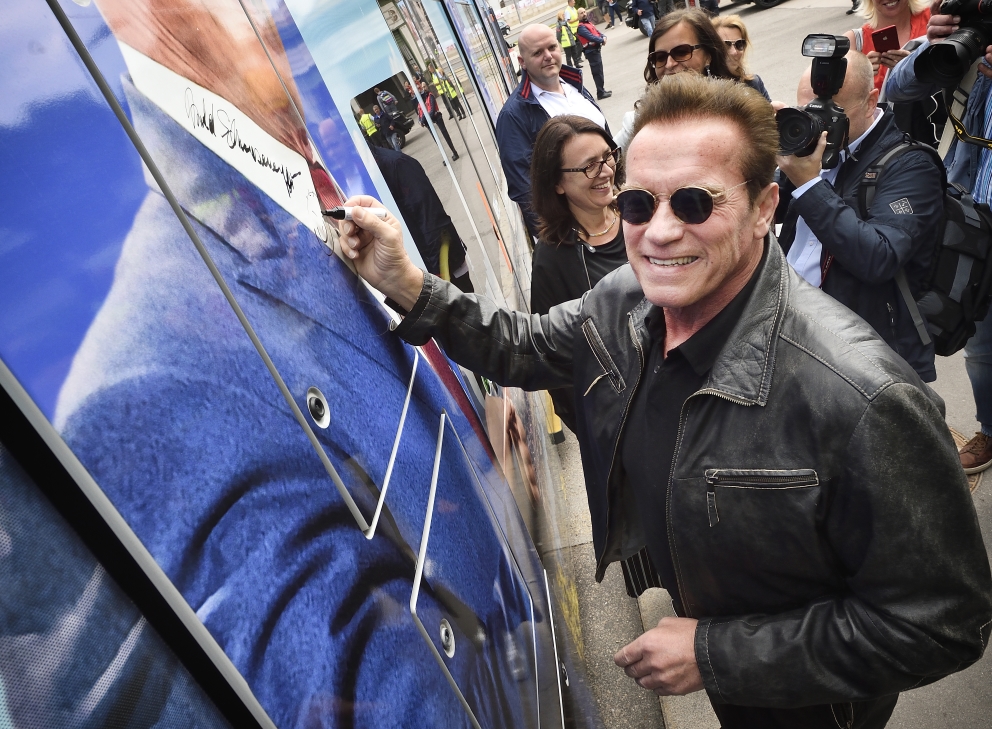 Anlässlich des Austrian Wolrd Summit besucht Arnold Schwarzenegger Wien und nutzt die Gelegenheit mit der Straßenbahn zu fahren.
