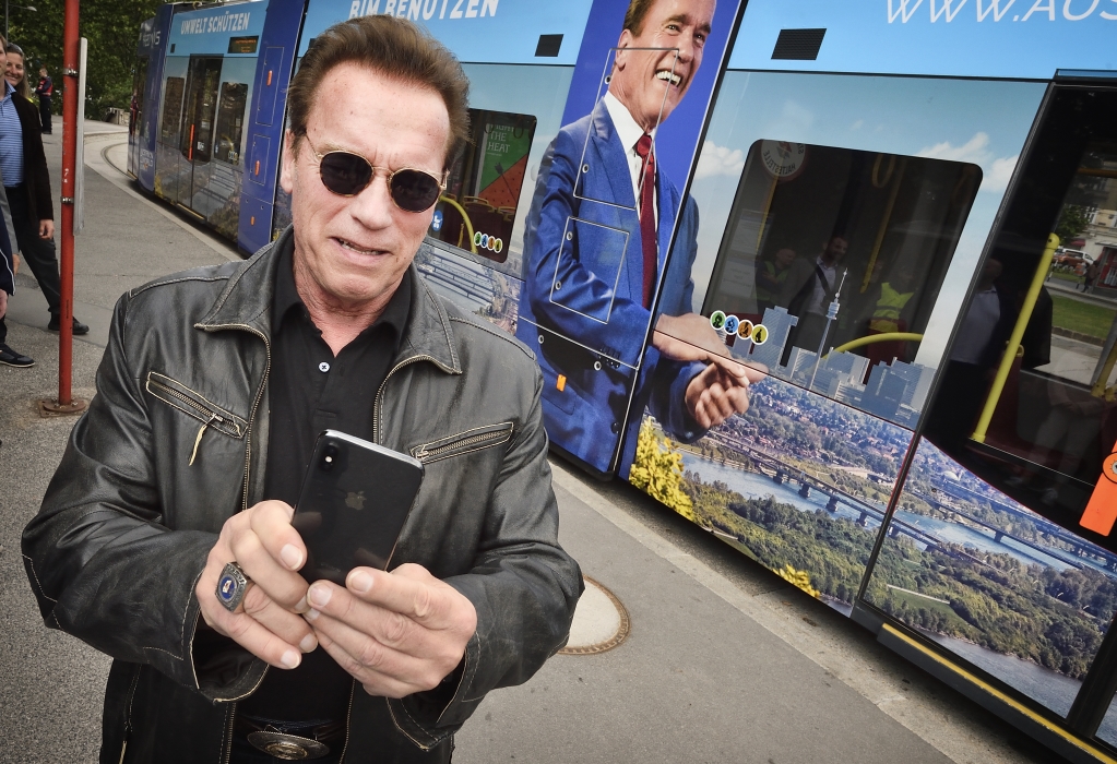 Anlässlich des Austrian Wolrd Summit besucht Arnold Schwarzenegger Wien und nutzt die Gelegenheit mit der Straßenbahn zu fahren.