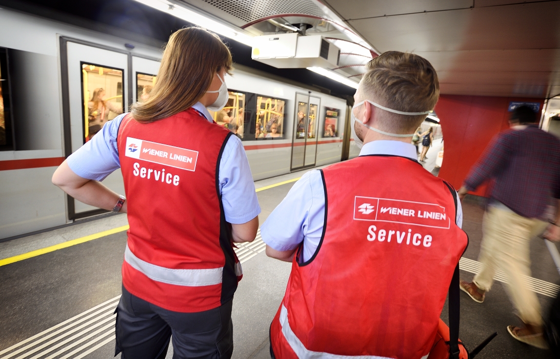 Die Service-MitarbeiterInnen stehen mit Rat und Tat den Fahrgästen zur Seite und überprüfen regelmäßig die technischen Einrichtungen im U-Bahn Bereich.