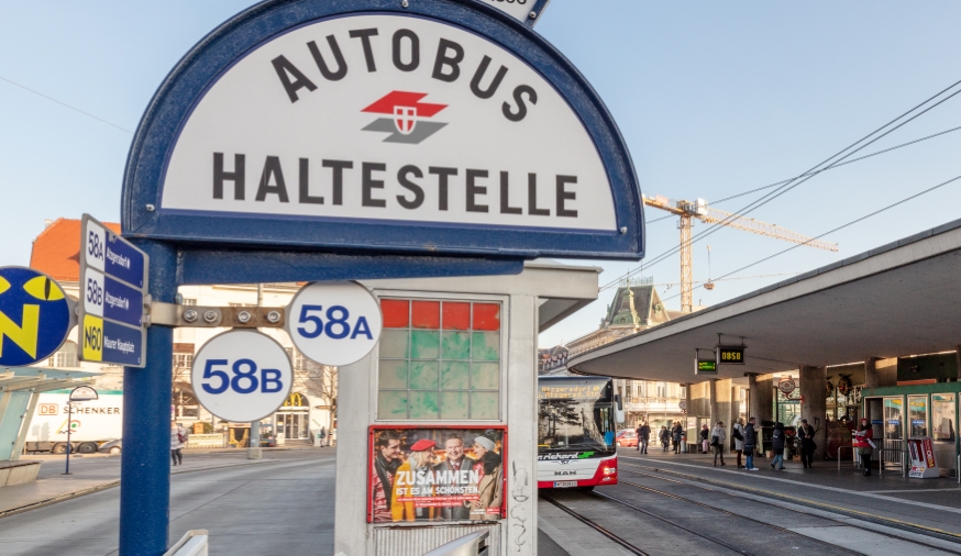 Haltestellentafel der Buslinien 58A  und 58B in Hietzing