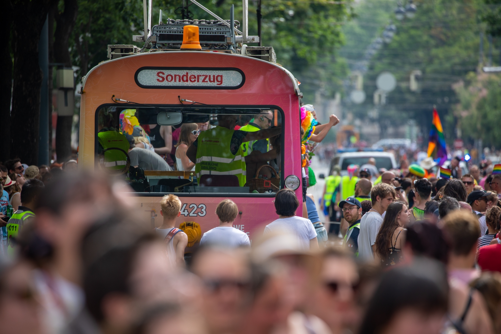 Auch 2019 führen die Wiener Linien die Regenbogenparade an und setzen ein Zeichen für Vielfalt und Akzeptanz.