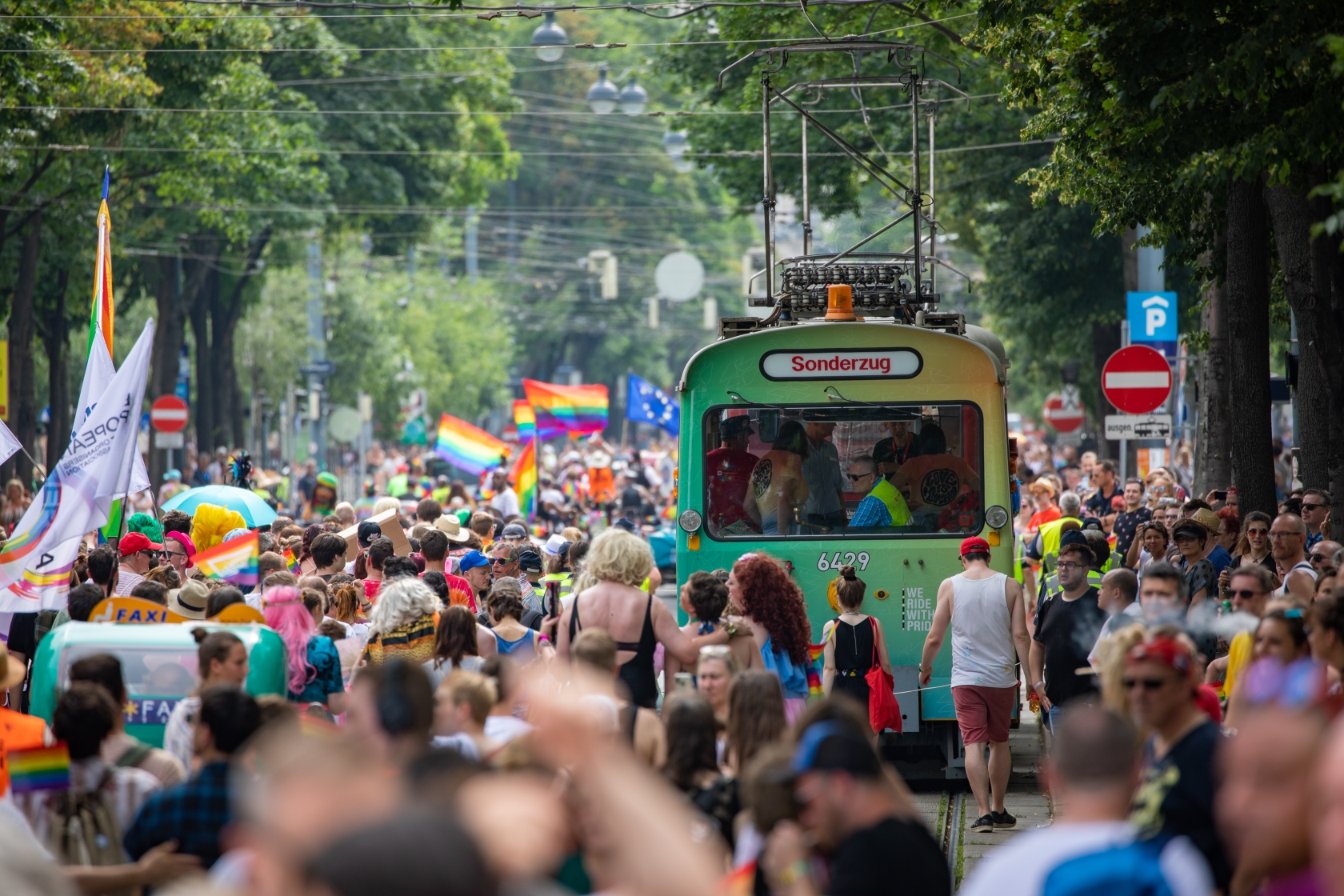 Auch 2019 führen die Wiener Linien die Regenbogenparade an und setzen ein Zeichen für Vielfalt und Akzeptanz.