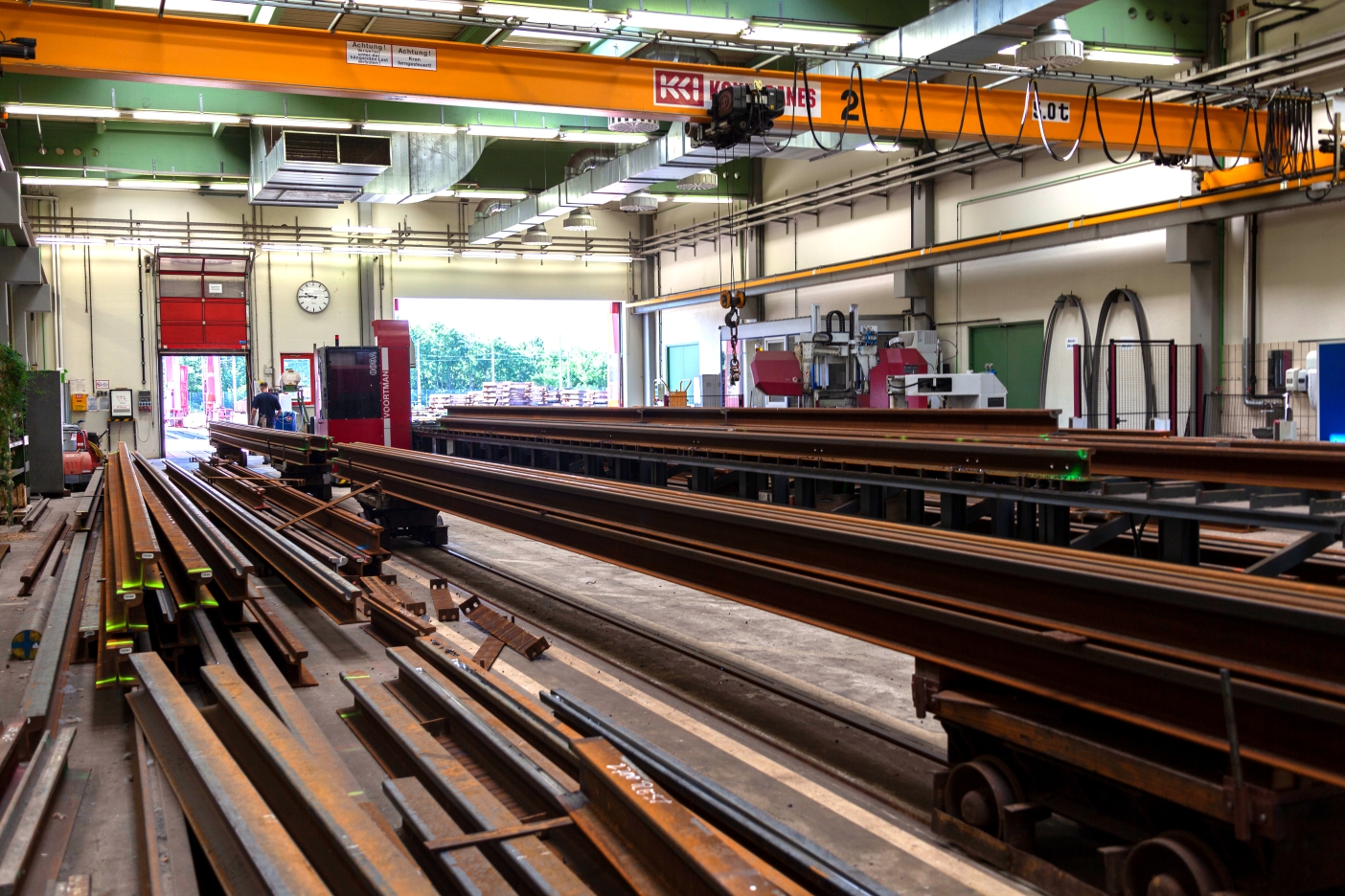 In der Oberbauwerkstätte der Wiener Linien werden jedes Jahr mehrere Kilometer Gleis für das Schienennetz der Wiener Linien hergestellt.
