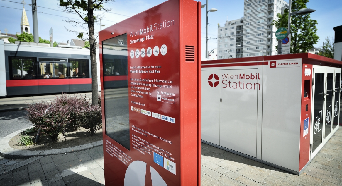 Bei der WienMobil-Station in Simmering stehen Carsharing, E-Bikesharing und Fahrradboxen zur Verfügung.