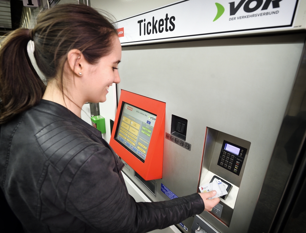 Fahrkartenautomat beim Zugang zur U-Bahn.
