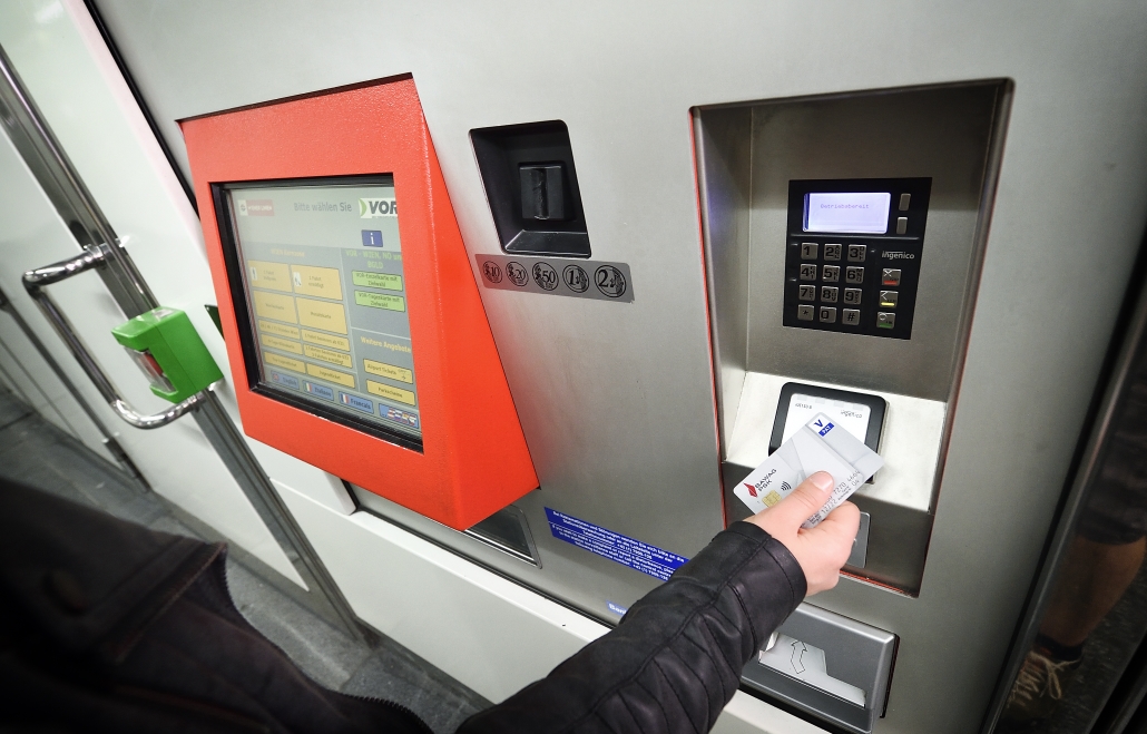 Fahrkartenautomat beim Zugang zur U-Bahn.