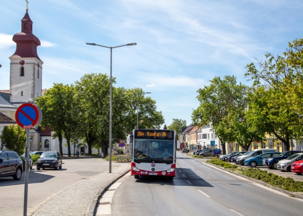 Eine Autobus der Linie 26A ist in Groß Enzerdsdorf unterwegs