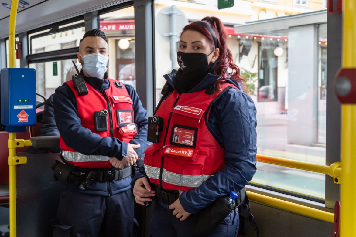 Unsere Sicherheitsmitarbeiterinnen und Mitarbeiter sind mit Maske unterwegs