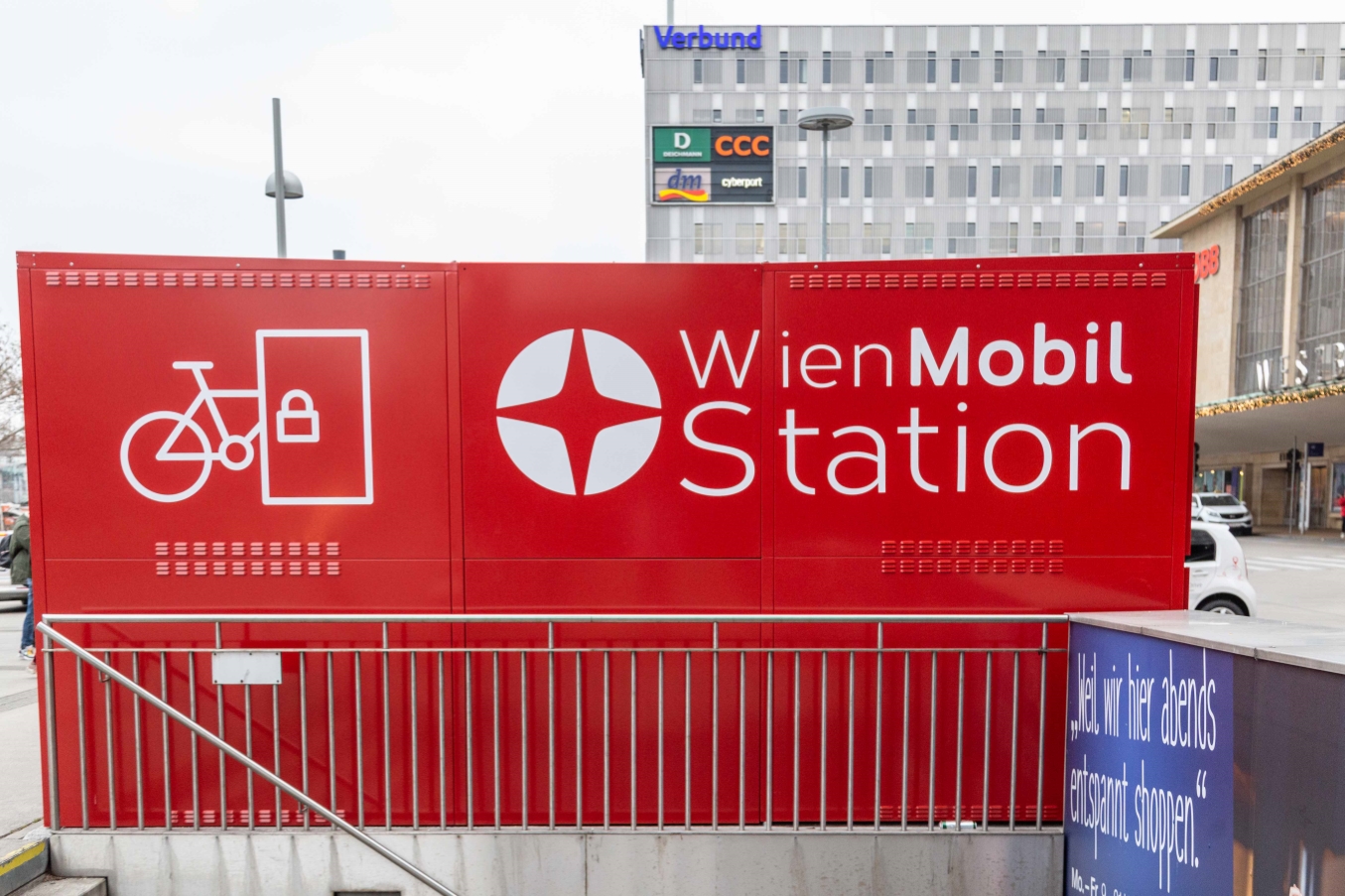 Am Standort Westbahnhof werden Öffis, Citybikes, E-Scooter, Radabstellboxen und das OEBB-Carsharing angeboten.
