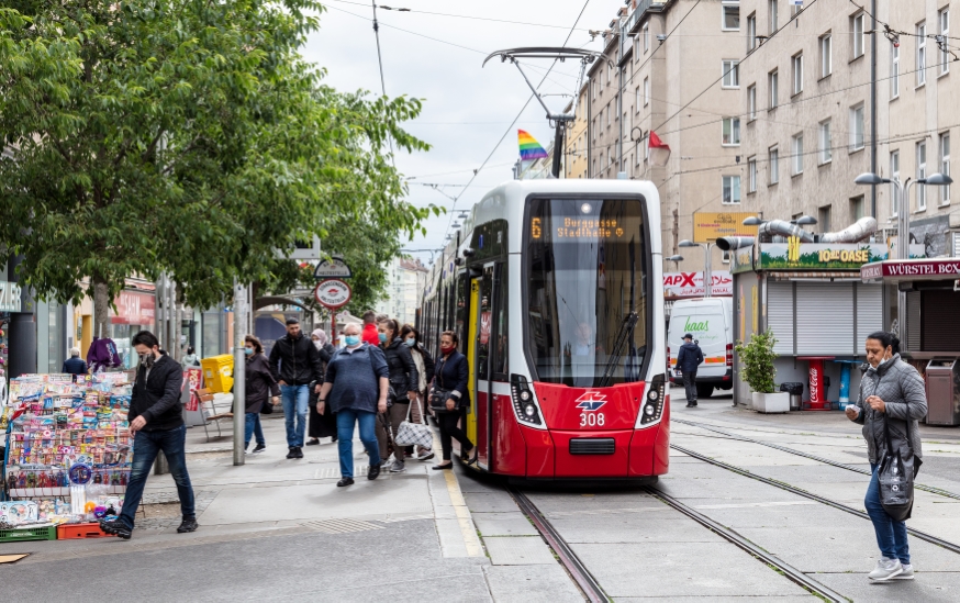 Straßenbahn Flexity als Linie 6 bei der Kreuzung Favoritenstraße/Quellenstraße unterwegs