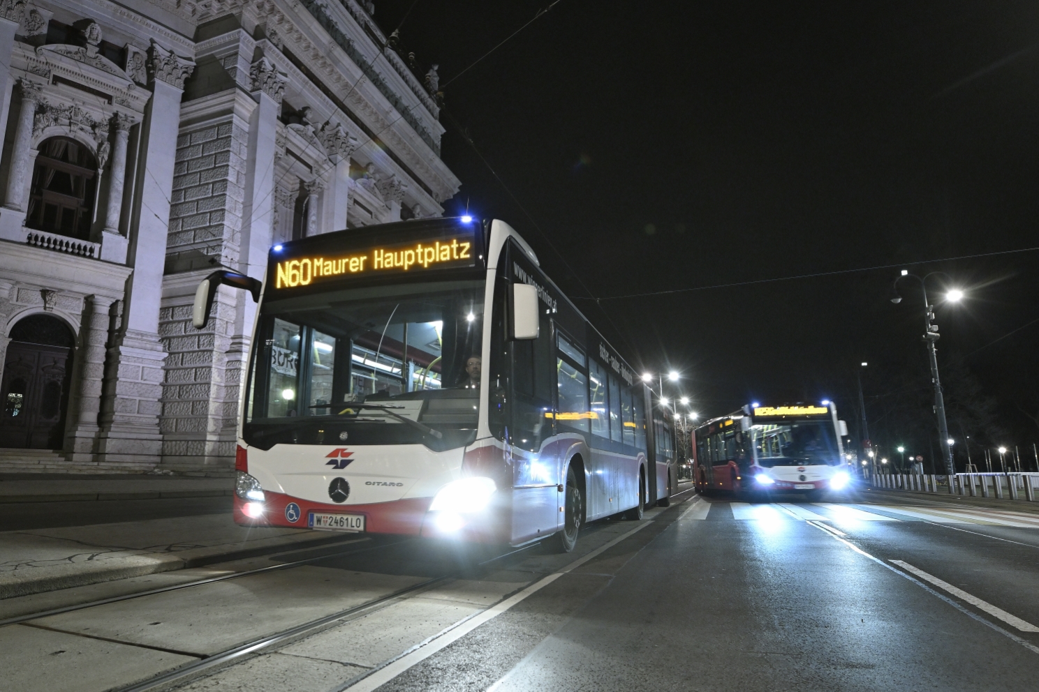 Nachtbus der Wiener Linien beim Burgtheater