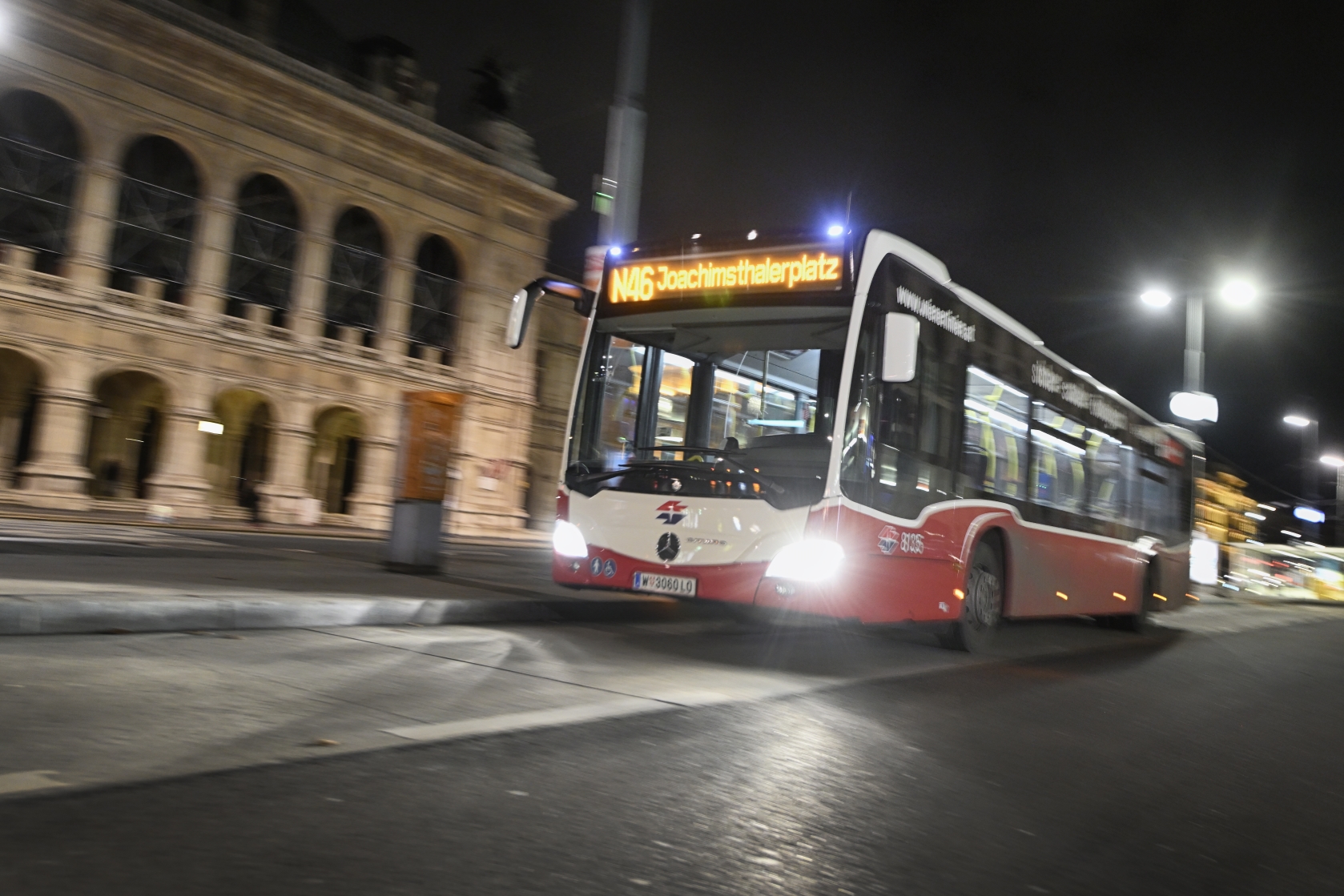 Nachtbus der Wiener Linien bei der Oper