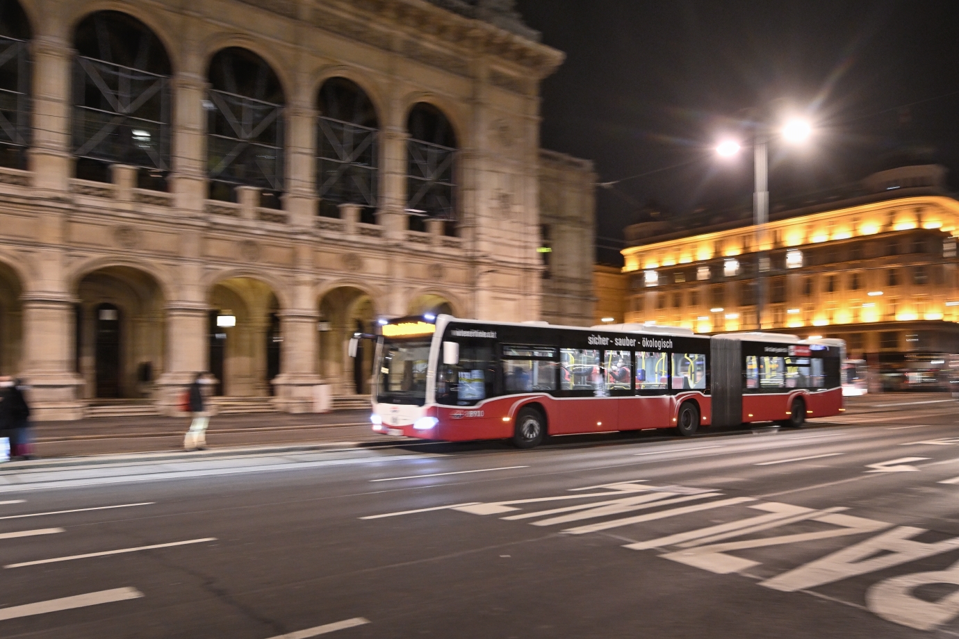 Nachtbus der Wiener Linien bei der Oper