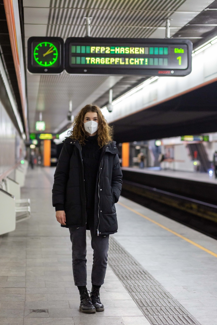 Fahrgast mit Maske am Bahnsteig