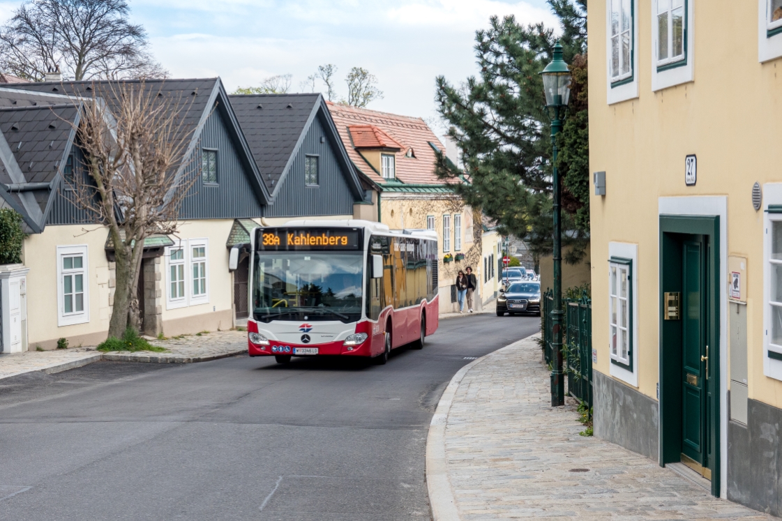 Bus Linie 38A in Grinzing Fahrtrichtung Kahlenberg