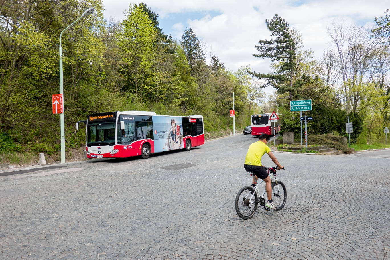 Bus Linie 38A Höhenstraße  Nähe Kobenzl  Fahrtrichtung Heiligenstadt