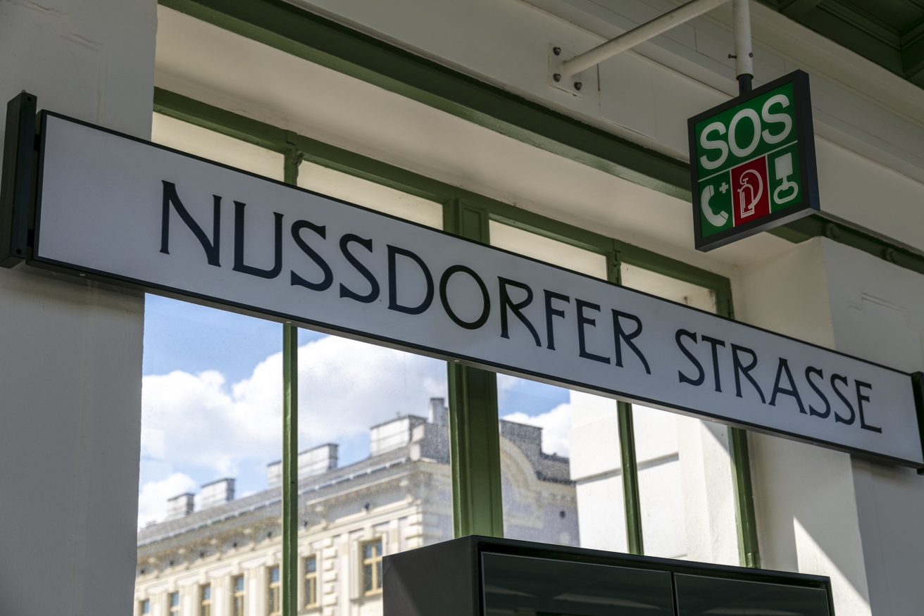 Schriftzug der Station Nußdorfer Straße der U6