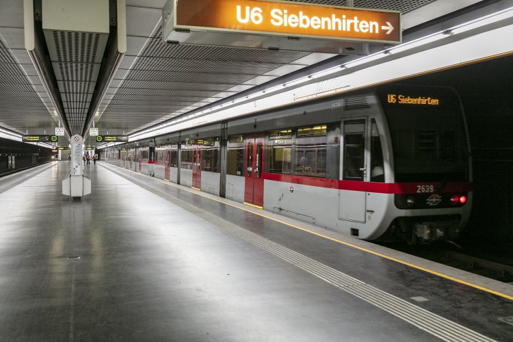 Die Linie U6 in der Haltestelle Dresdnerstraße