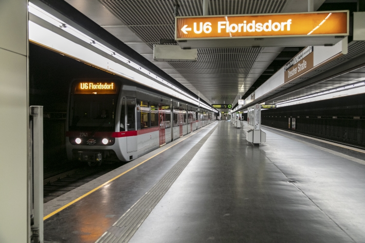 Die Linie U6 in der Haltestelle Dresdnerstaße