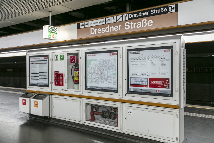 Haltestelleninfos in der U6 Station Dresdnerstraße