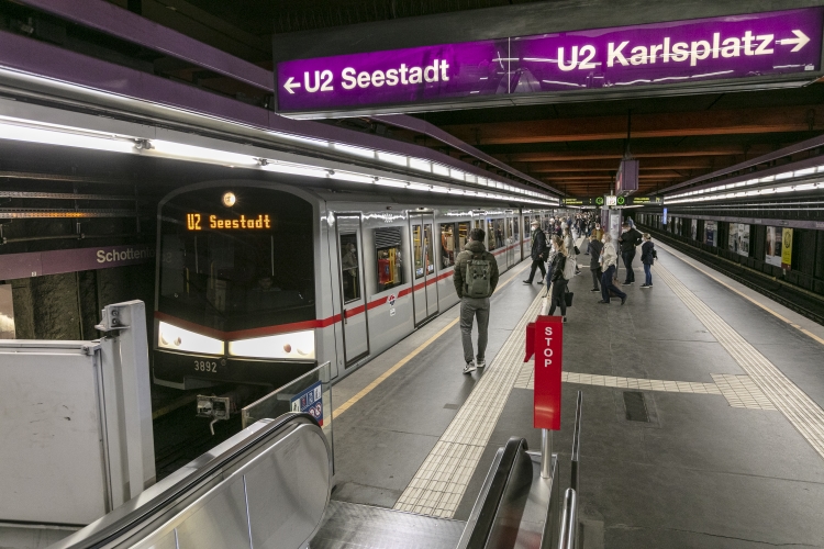 Die Linie U2 in der Station Schottentor mit einem V-Zug