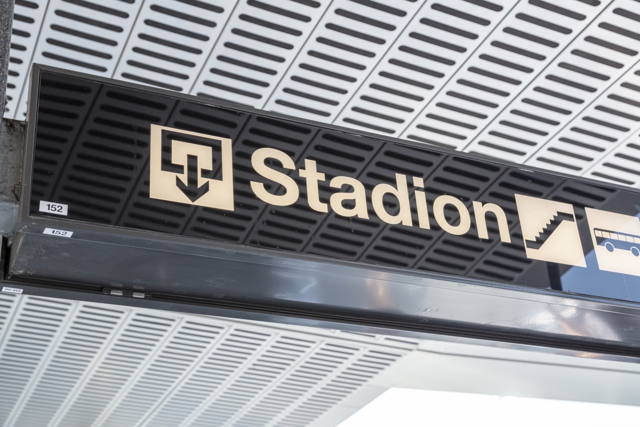 U2 Station Stadion Schriftzug