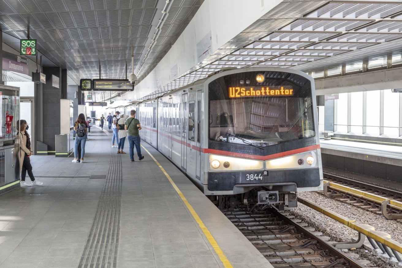 Die Linie U2 in der Station Donaumarina Fahrtrichtung Schottentor