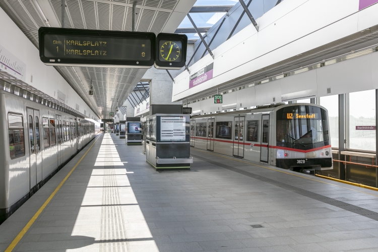 Die Linie U2 mit Silberpfeil und V-Zug in der Station Hausfeldstraße