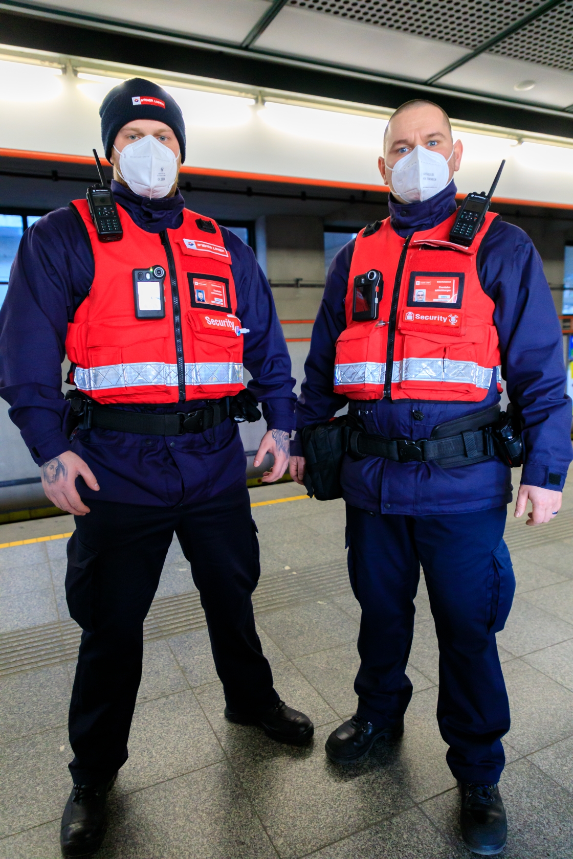 Unsere Sicherheitsmitarbeiterinnen und Mitarbeiter sind mit Maske unterwegs