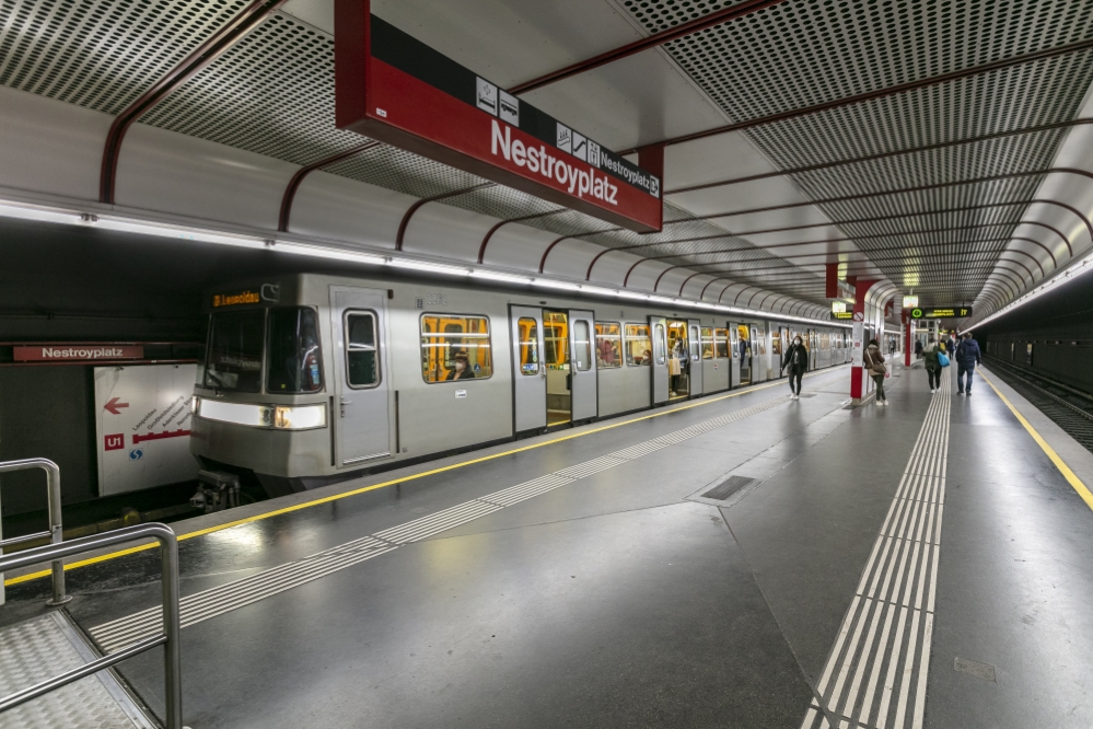 Silberpfeil in der U1-Station Nestroyplatz