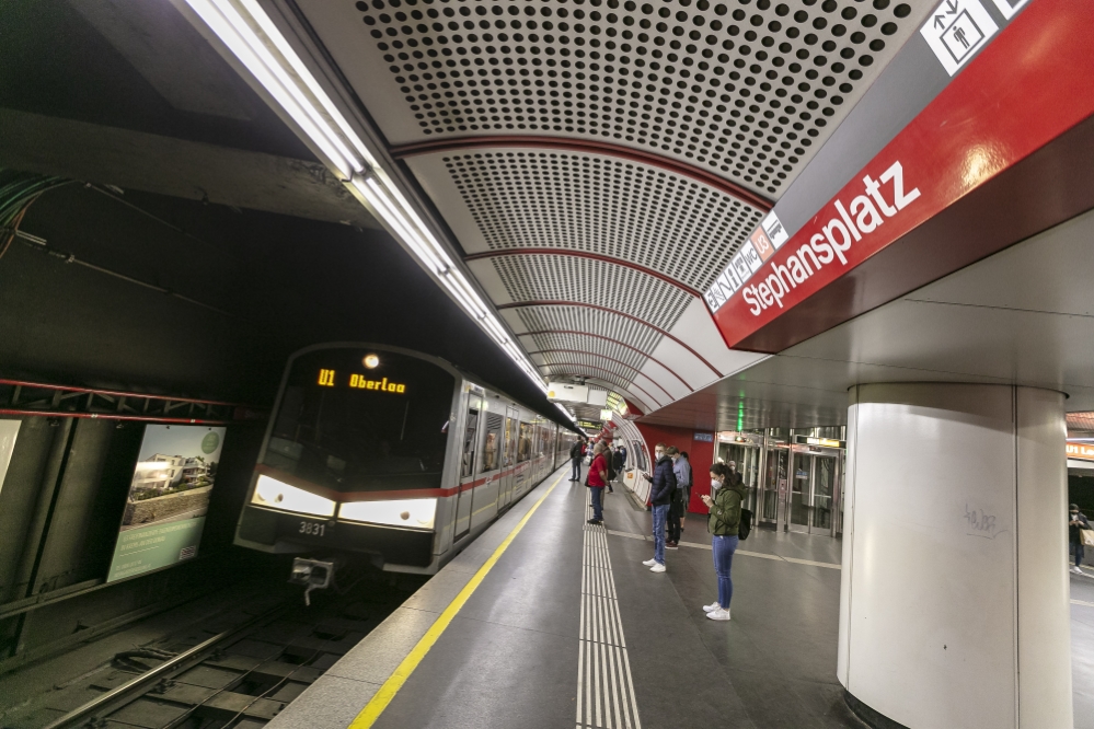 V-Zug in der U1-Station Stephansplatz