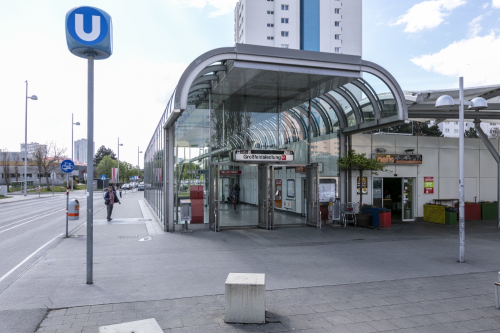 Außenansicht U1-Station Großfeldsiedlung