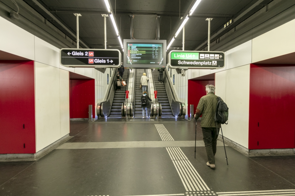 Rolltreppen-Passage in der U1-Station Schwedenplatz