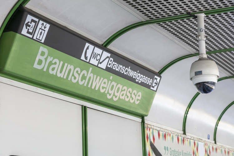 Stationsschild der U4-Station Braunschweiggasse