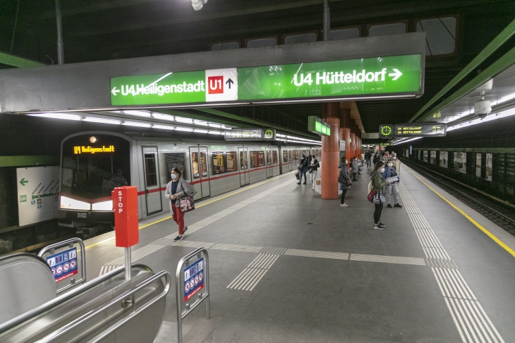 V-Wagen in der U4-Station Karlsplatz