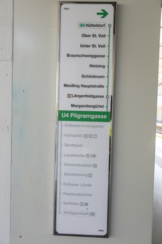 Stationsanzeige in der U4-Station Pilgramgasse
