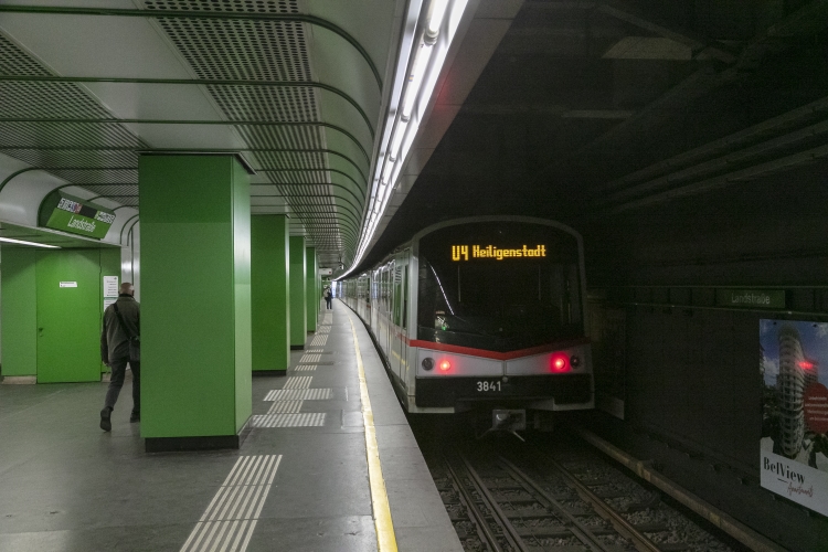 V-Wagen in der U4-Station Landstraße