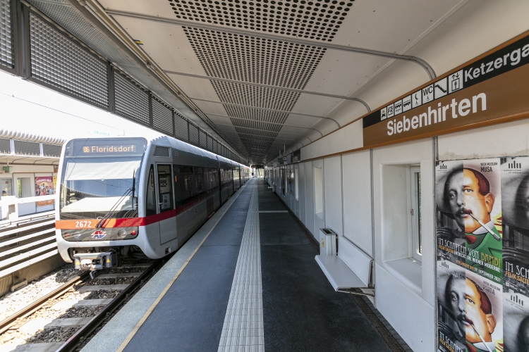 Die Linie U6 in der U6-Station Siebenhirten - Fahrtrichtung Floridsdorf