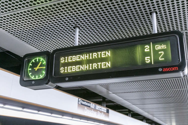 Anzeigetafel für die Zugsfolge in der U6-Station Dresdner Straße